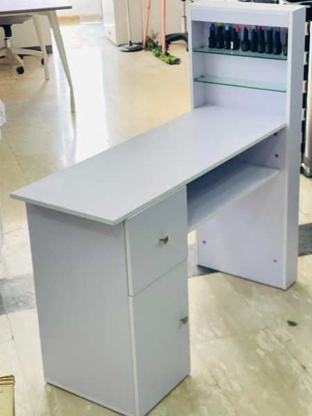 طاولة اظافر مع ستاند خشبي